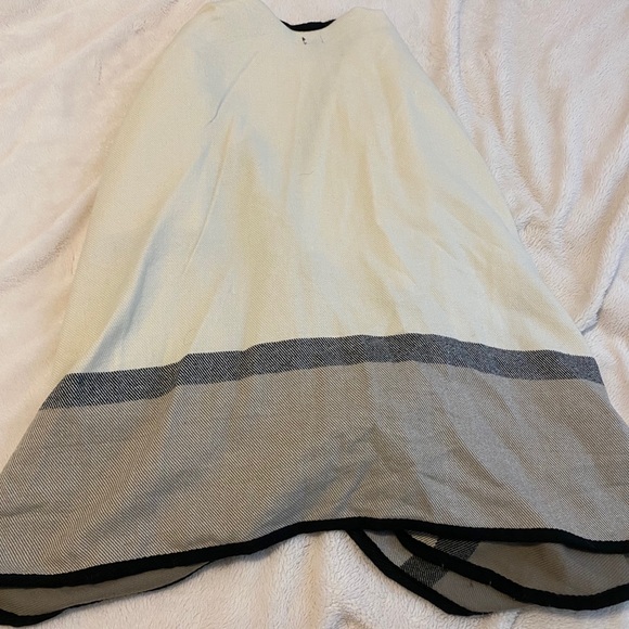 Cape/sweater - Picture 4 of 4